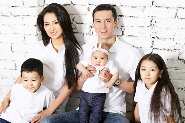 Русско казахские дети. Казахская семья. Казахская семья с ребенком. Русско казахские семьи. Казах и русская семья.